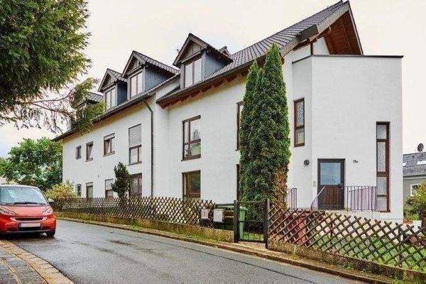 Gesamtansicht Haus, Balkon rechts im Bild