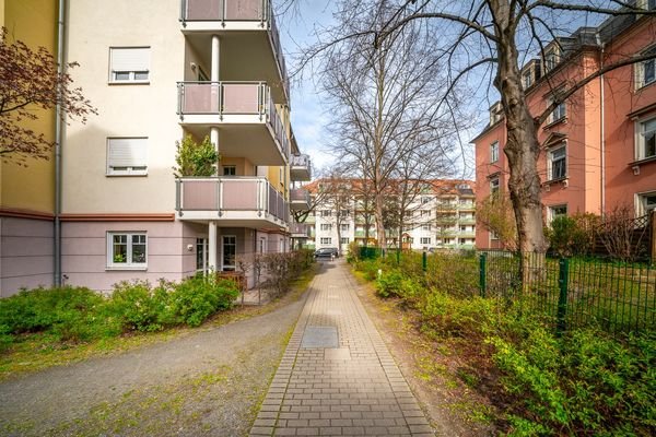 Blick aus dem Hof zur Straße