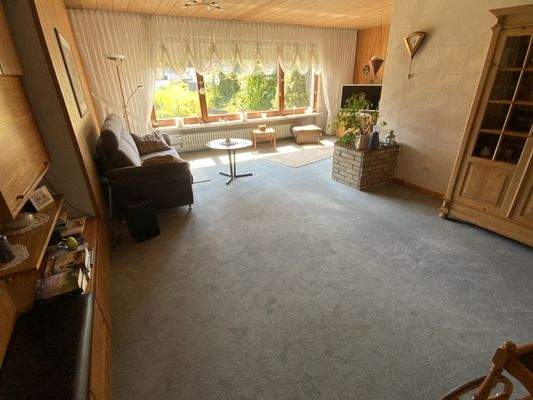 großzügiges Wohn- und Esszimmer mit Blick in den Garten