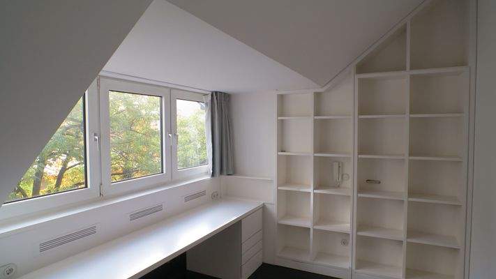 Einbauwand und Schreibtisch_Arbeitszimmer.JPG