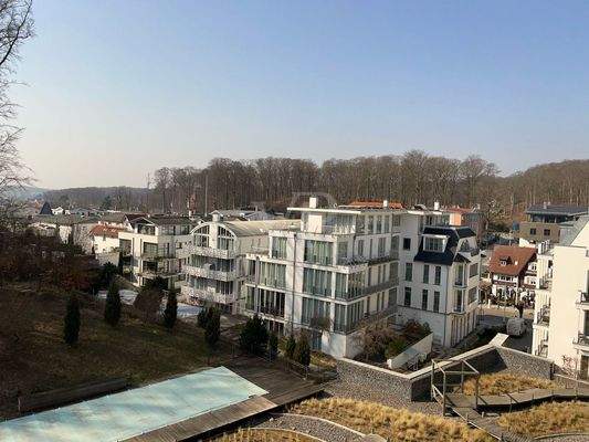 Ausblick in den Garten und Pool