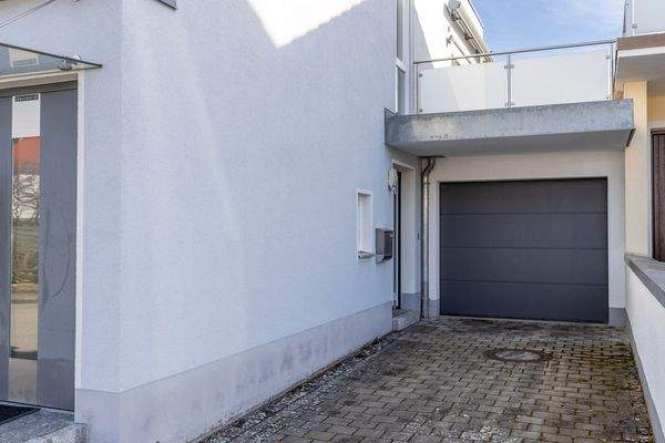 Zauberhafte Maisonette-Gartenwohnung mit XXL-Garage, Carport und eigenem Garten – Baujahr 2007