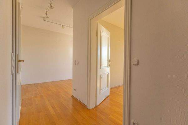  Ankleidezimmer mit Zugang zum Balkon und zum Schlafzimmer