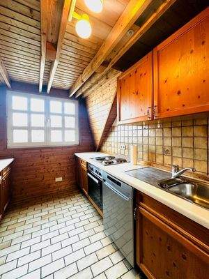 Holzküche mit Dachfenster