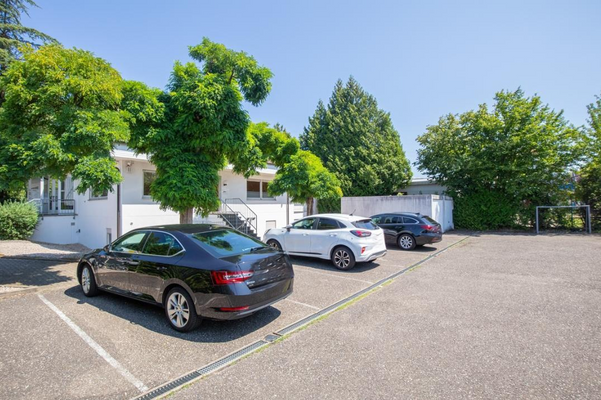 Stellplätze vor dem Gebäude