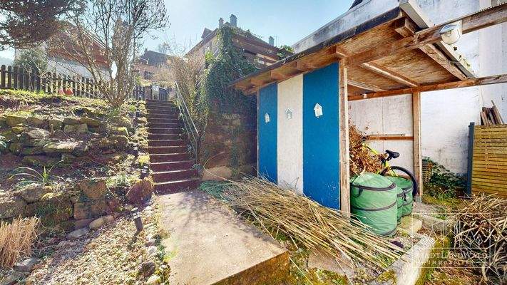 Grundstückseingang mit kleinem Schuppen