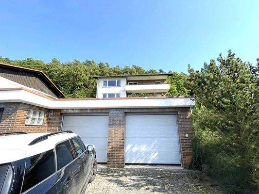 Vorderansicht mit Garagen