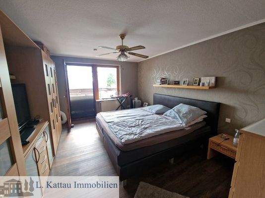 helles Schlafzimmer mit einem Zugang zum Balkon