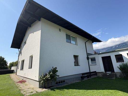 Ostansicht mit Eingang Garage