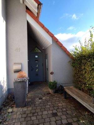 Überdachter Eingangsbereich