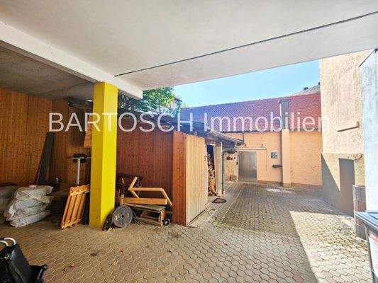 Innenhof mit Nebengebäude