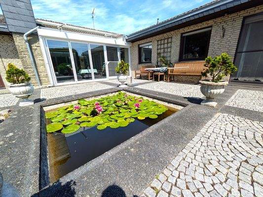 Der Wintergarten läßt sich weit zum Garten öffnen.