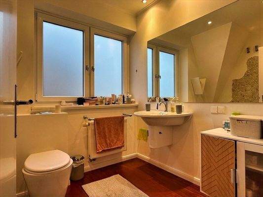 hochwertiges Badezimmer im Obergeschoss