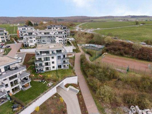 Fußball und Basketballfeld