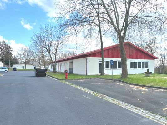 Nord- West- Ansicht/ Parkplätze