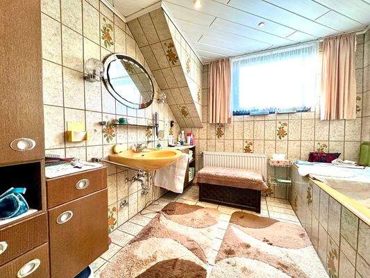 DG - Bad mit Badewanne und Dusche