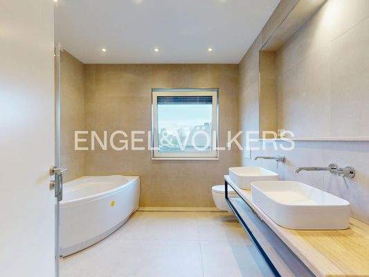 modernes Dusch- und Wannenbad