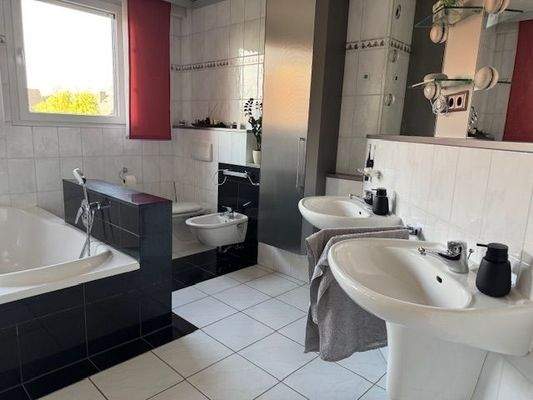 Das Bad mit freistehender Wanne, WC, Bidet, Doppelwaschtisch, zwei Einbauschränke