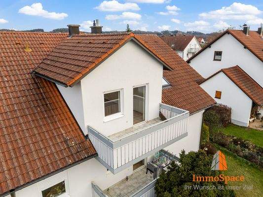 Blick auf den XL-Balkon der Dachgeschosswohnung