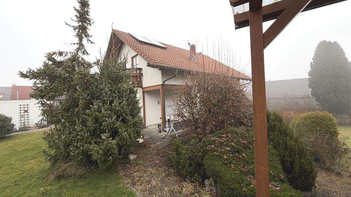 mit großem Grundstück