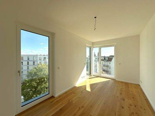 helles Schlafzimmer mit bodentiefen Fenstern