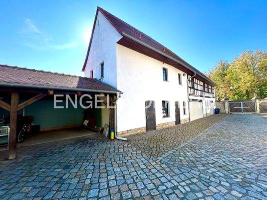 Wohnhaus/Garagen/Carport