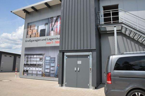 Gebäude mit Aufzug.JPG