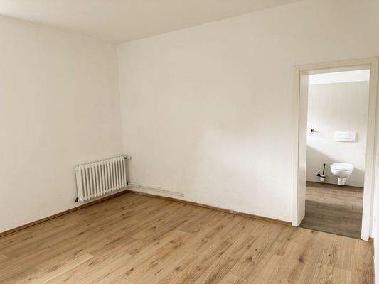 EG: Schlafzimmer mit angrenzendem Vollbad