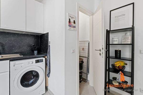 Die Küche hat Platz für eine Waschmaschine