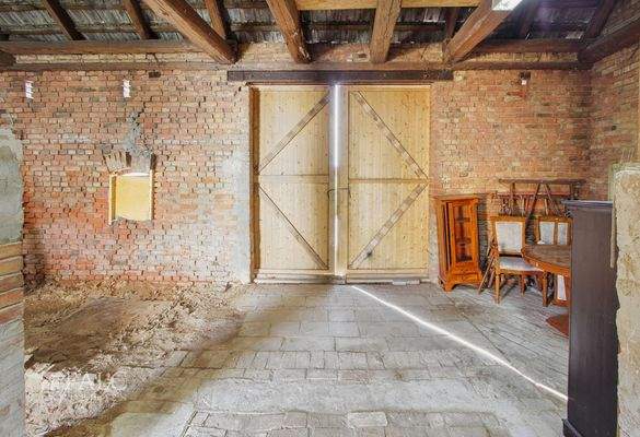 Großes Scheunentor zur Straße