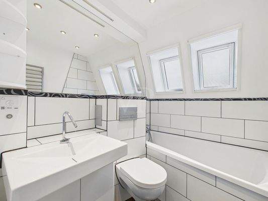 Wannenbad mit neuen Fenstern