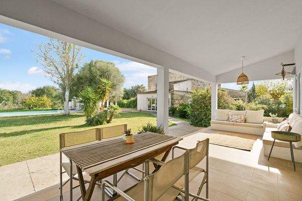 Überdachte Terrasse mit Blick zum Pool