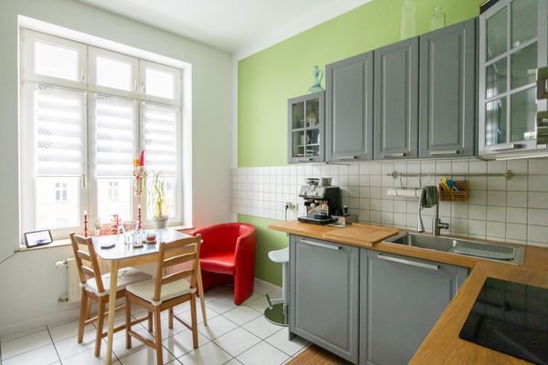 Küche mit Fenster und Platz für eine Sitzecke