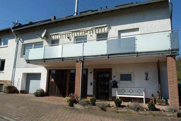 Vorderansicht Zweifamilienhaus