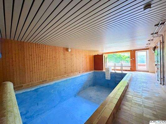 Schwimmbad mit Sauna und Duschkabine