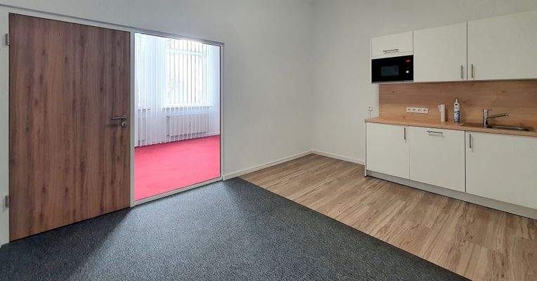 Mittlerer Raum mit Teeküche