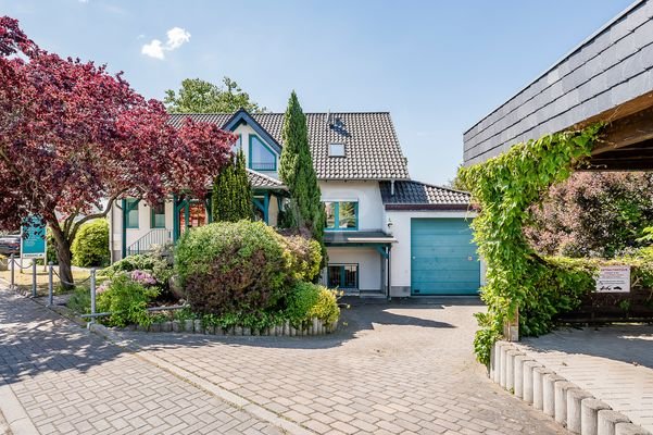 Zufahrt zur großzügigen Garage und Zugang zum Untergeschoss