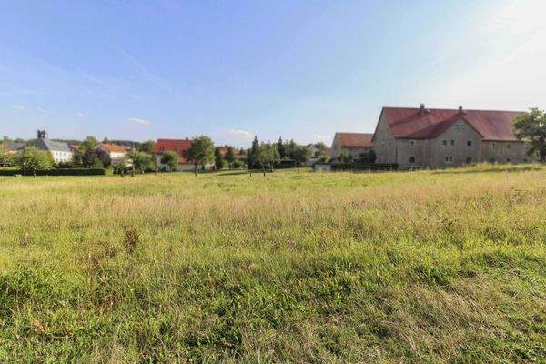 Grundstück mit seitl. Blick