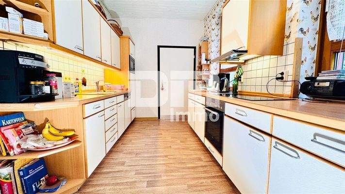 EG Küche mit EBK / Vorratsraum