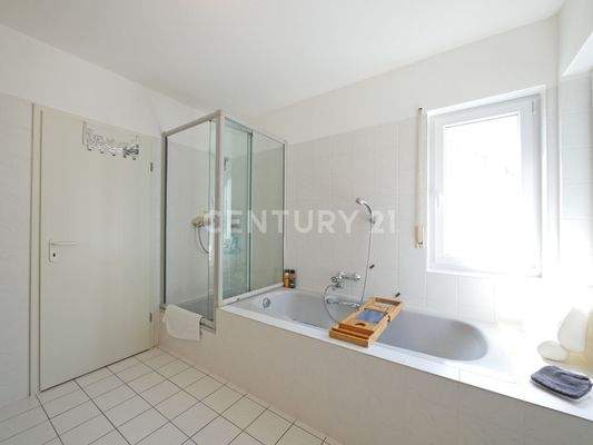 Tageslichtduschbad mit Wanne im Obergeschoss