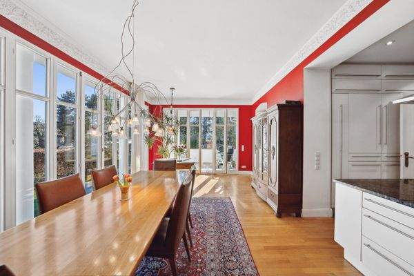 Der großzügige Essbereich verbindet die Küche mit dem Wohnzimmer.