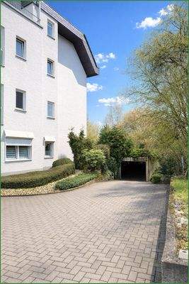 Zufahrt zur Tiefgarage hinterm Haus