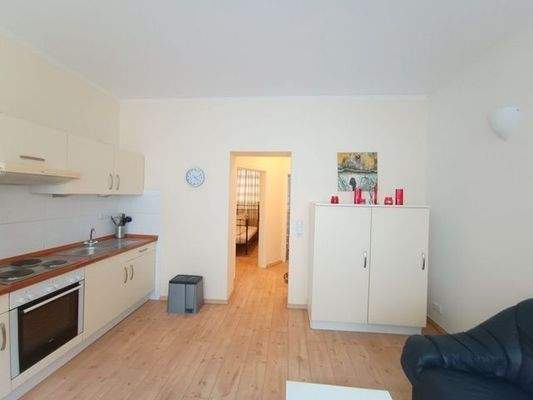 Wohnzimmer mit offener Küchenzeile