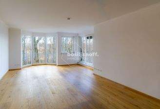 Helles und großzügiges Wohnzimmer mit Balkonzugang