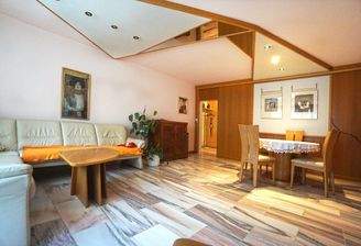 Wohnzimmer mit Essbereich