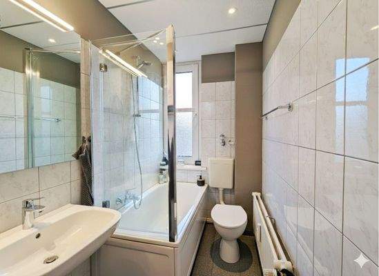 Badezimmer ohne Möbel mit KI entfernt