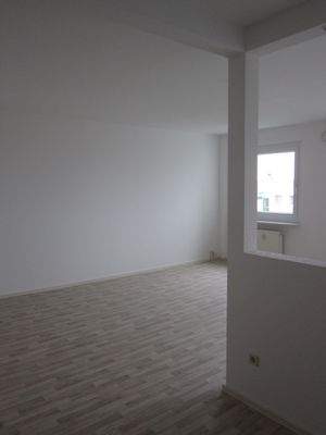 Blick von offener Küche ins Wohnzimmer