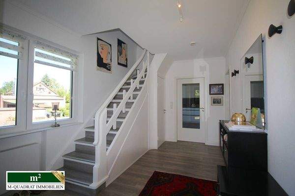 Eingangsbereich und EG-Flur mit DG-Treppe