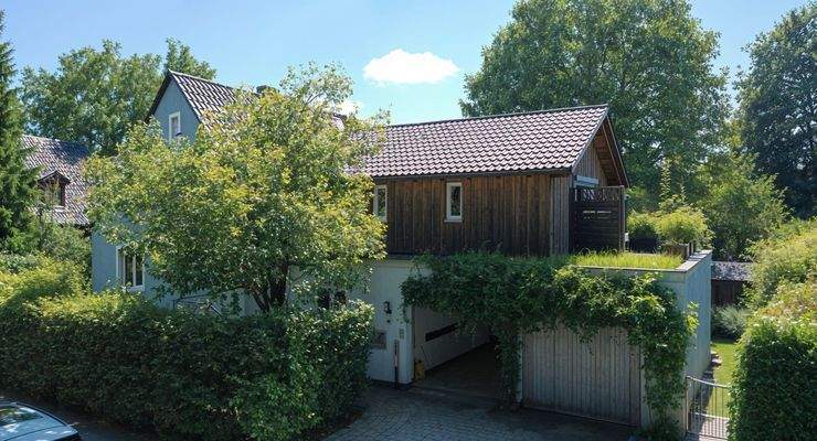 Hof mit Doppelgaragen