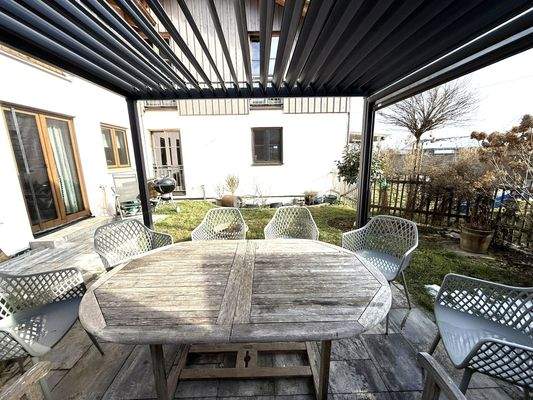 überdachte Pergola zum Entspannen